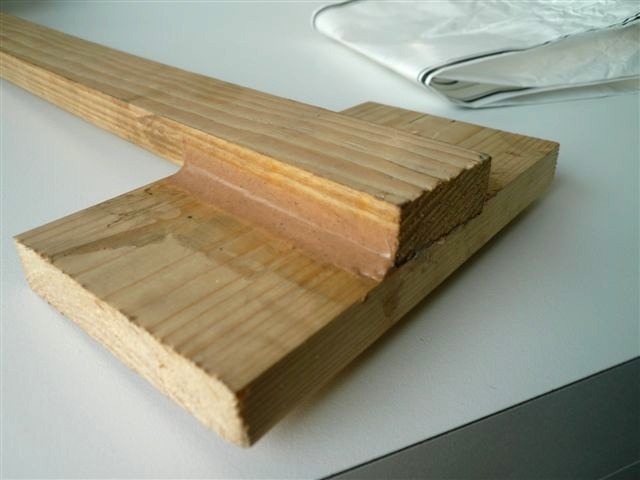 Patrick avait du reculer le démarrage de son projet de construction d'un PassageMaker car son départ en retraite avait été reporté (non, Patrick est belge, rien à voir !) Du coup, il avait des doutes sur la tenue de l'époxy, dont la date de péremption était un peu dépassée, et il a fait ce collage test. Quand il a tenté de le casser, il a arraché le bois, mais l'époxy n'a pas bougé. Moralité : ne jetons pas la vieille époxy... 